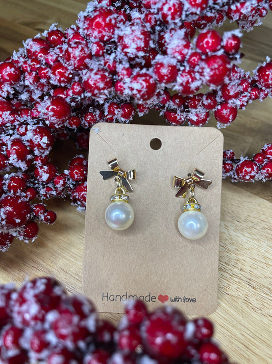 Gold bow/large pearl stud